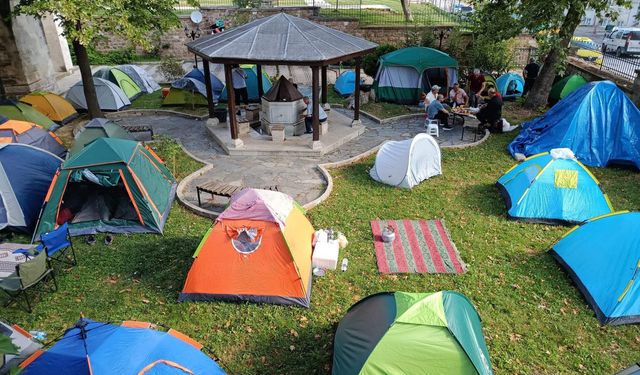 Edirne’de otellerde yer bulamayan güreşseverler, çadırlarda konaklıyor