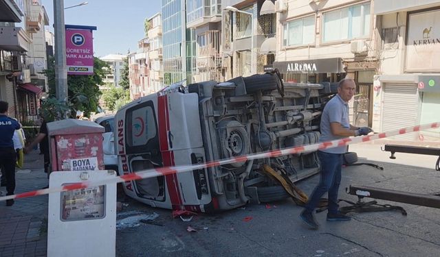 Fatih'te İETT otobüsü ile ambulans çarpıştı: 5 yaralı