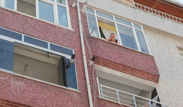 Güngören’de 'riskli' raporu verilen binanın mührünü kırıp içeri girdiler: Yıkılabilir