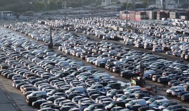 Haydarpaşa Limanı’nda bekleyen binlerce sıfır otomobil havadan görüntülendi