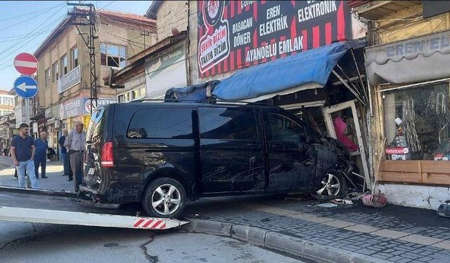 Minibüs, park halindeki 5 araca çarpıp çay ocağına daldı