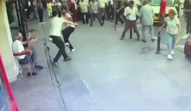 Otogara babasını almaya gelen taksici ile duraktaki şoförler arasında bıçaklı kavga: 2 yaralı