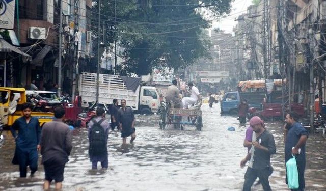 Pakistan'da şiddetli yağışlar nedeniyle hayatını kaybedenlerin sayısı 37’ye yükseldi