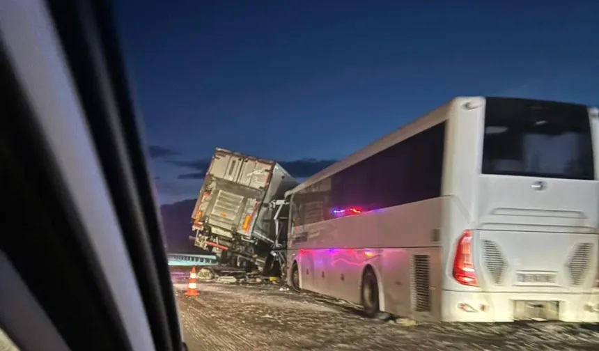 Afyonkarahisar'da Yolcu Otobüsü, Kamyon ve Otomobille Çarpıştı: 30 Yaralı