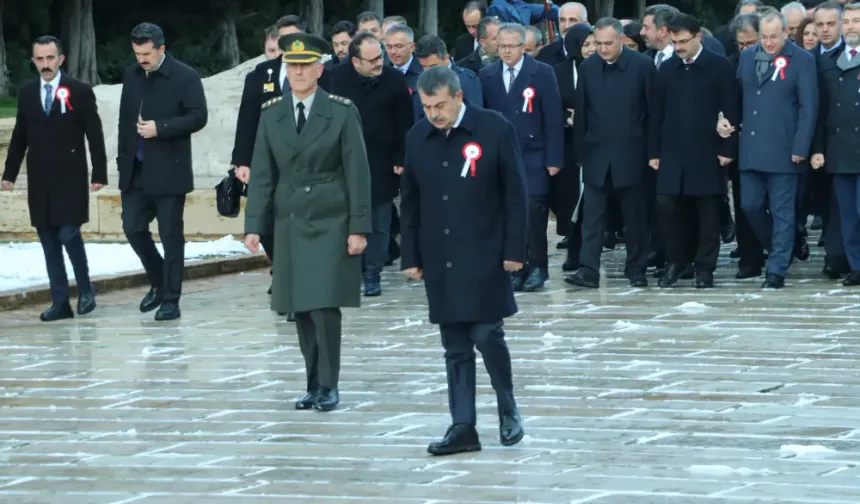 Milli Eğitim Bakanı Tekin, Öğretmenlerle Anıtkabir'i Ziyaret Etti