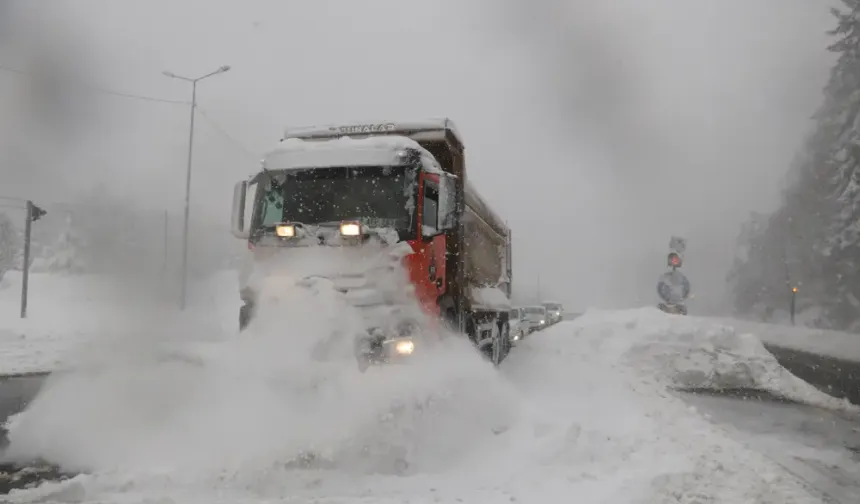 Bolu Dağı'nda Yoğun Kar Ulaşımı Felç Etti