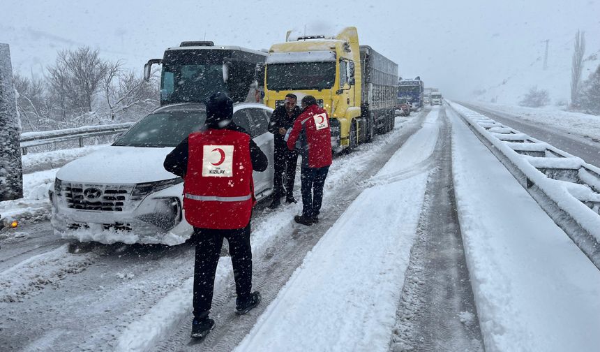 Kızılay’dan Yolda Kalanlara Yardım