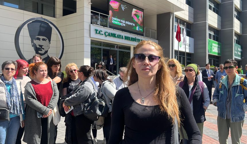 Hayvanseverler Belediye Önünde 'Ölü Köpek' İle Eylem Yaptı