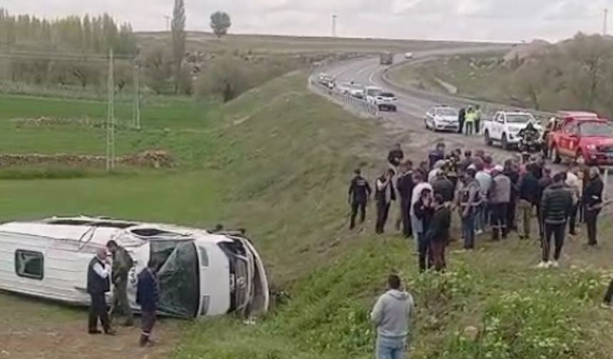 Kayseri'de Öğrencileri Taşıyan Minibüs Devrildi; 16 Yaralı
