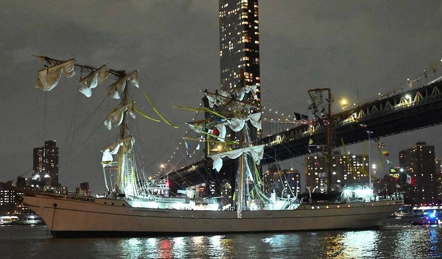 Meksika Donanma Gemisi Brooklyn Köprüsü'ne Çarptı: 2 Ölü, 19 Yaralı