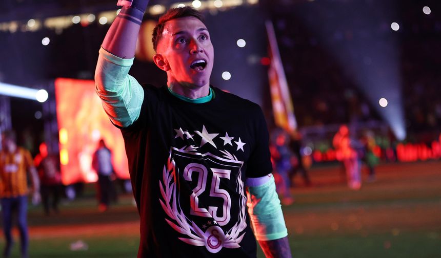 Muslera Tarihe Geçti! Galatasaray'da 19. Kupasını Kazandı
