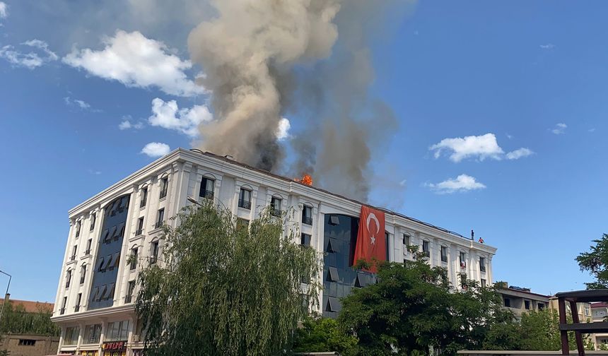 Öğrenci Yurdunun Çatısında Çıkan Yangın Kontrol Altına Alındı