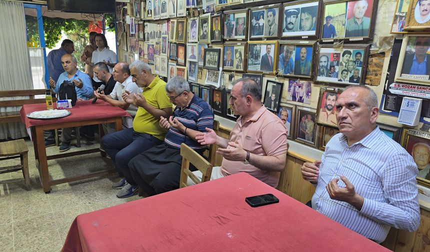 Adana'da 'Ölüler Kahvesi'nde Bayram Geleneği Bu Yıl da Sürdürüldü