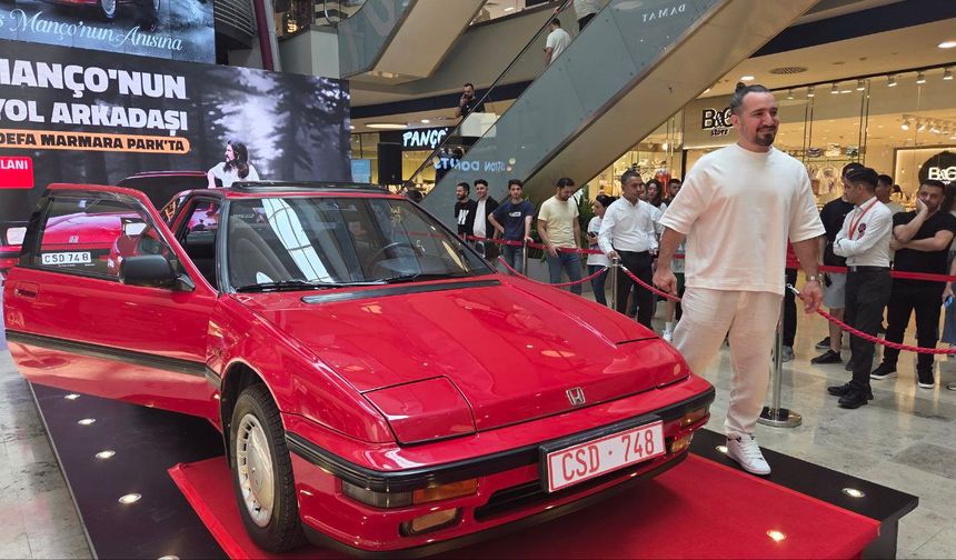 Barış Manço'nun 1991 Model Kırmızı Otomobili Sevenleriyle Buluştu