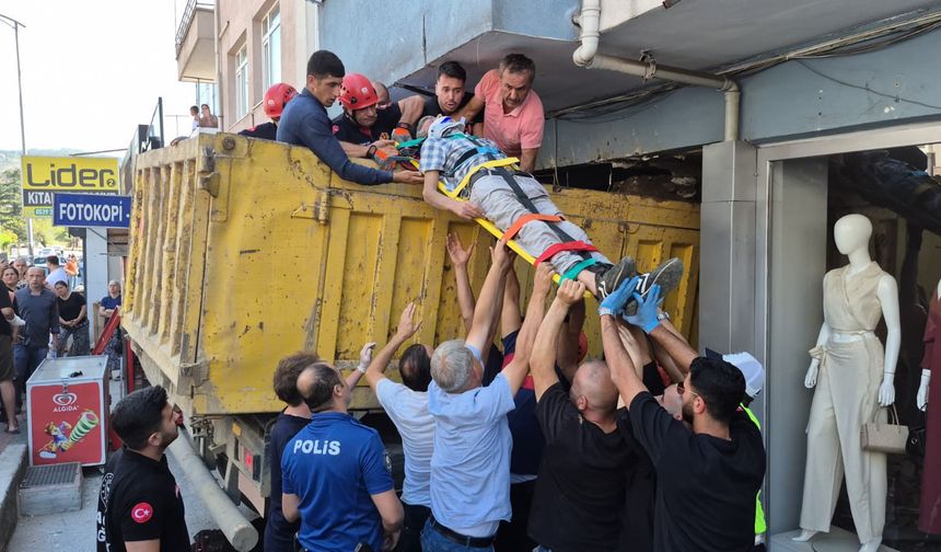 Freni Boşalan Hafriyat Kamyonu İş Yerine Girdi