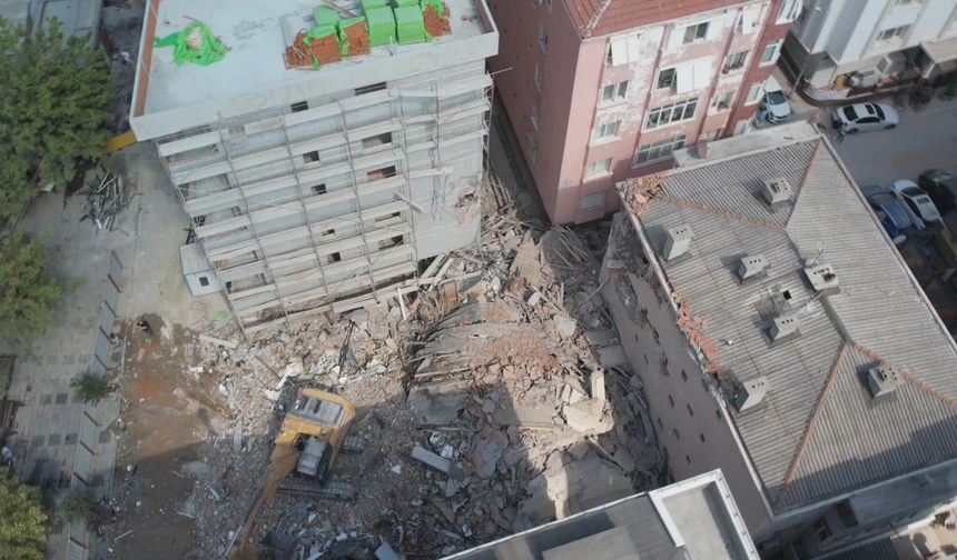 Küçükçekmece’de Kentsel Dönüşüm Kapsamında Yıkılan Bina Bitişikteki Apartmanın Üzerine Çöktü