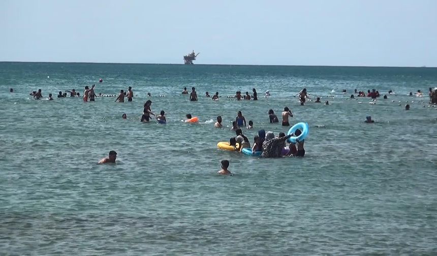 Silivri'de Yasağa Aldırış Etmeden Denize Girdiler