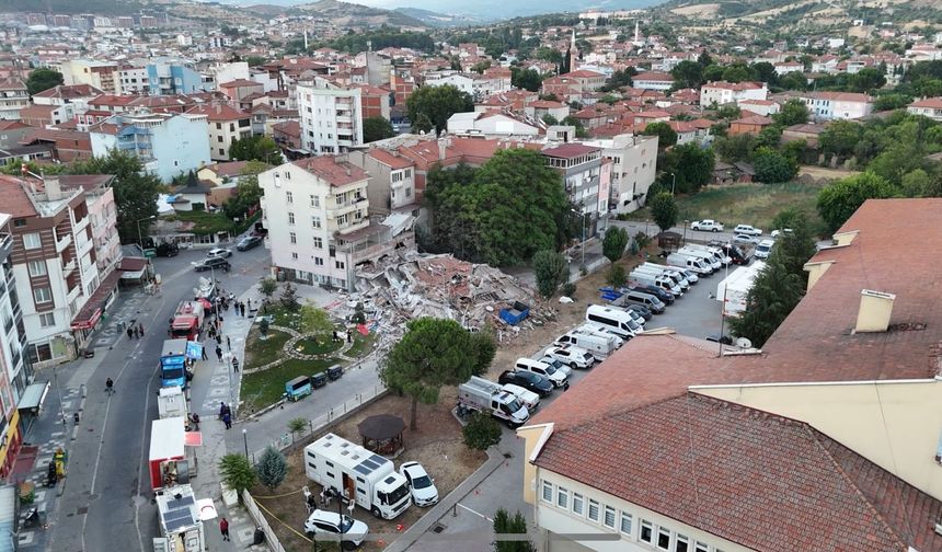 Sındırgı’da 6.1’lik Depremde Yıkılan ve Hasar Gören Binalar Havadan Görüntülendi