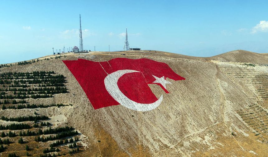 Türkiye’nin En Büyük Bayrağı Kahramanmaraş Dağlarına İşleniyor