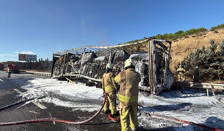 Sarıyer'de TIR Dorsesi Alev Alev Yandı