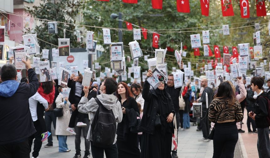 Asırlık Çınarlara Asılan 5 Bin Kitap Dakikalar İçinde Toplandı