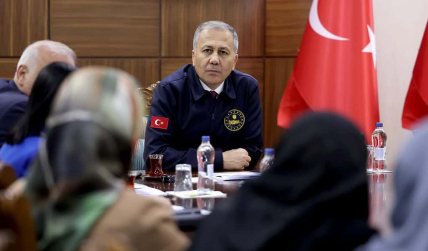 Bakan Yerlikaya, 'Diyarbakır Anneleri' ile bir araya geldi