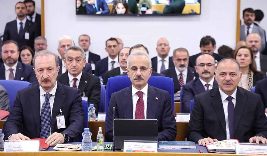 Bakan Uraloğlu: Kocaeli'de çöken binanın metroyla hiçbir ilgisi yok