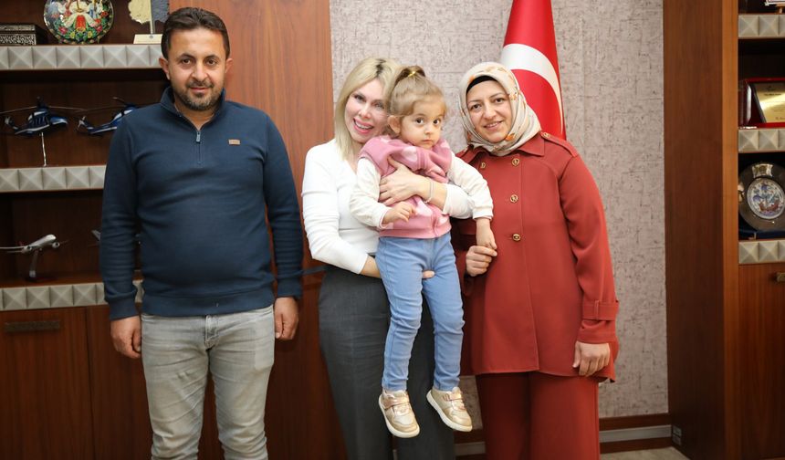 'Mucize bebek' Özlenen, doktorunu ziyaret etti