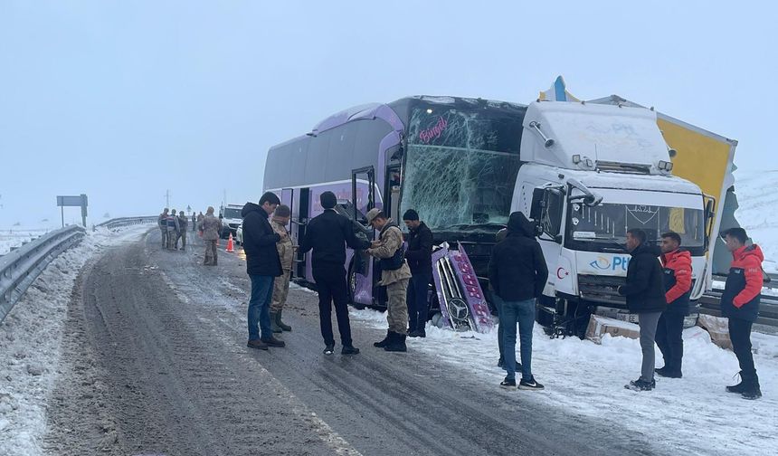 Yolcu otobüsü, kamyona çarptı; 9 yaralı