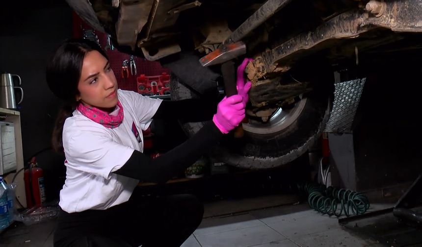 Oto sanayinin 'pembe eldivenli' ustası Amine: Kadınlar korkmasınlar