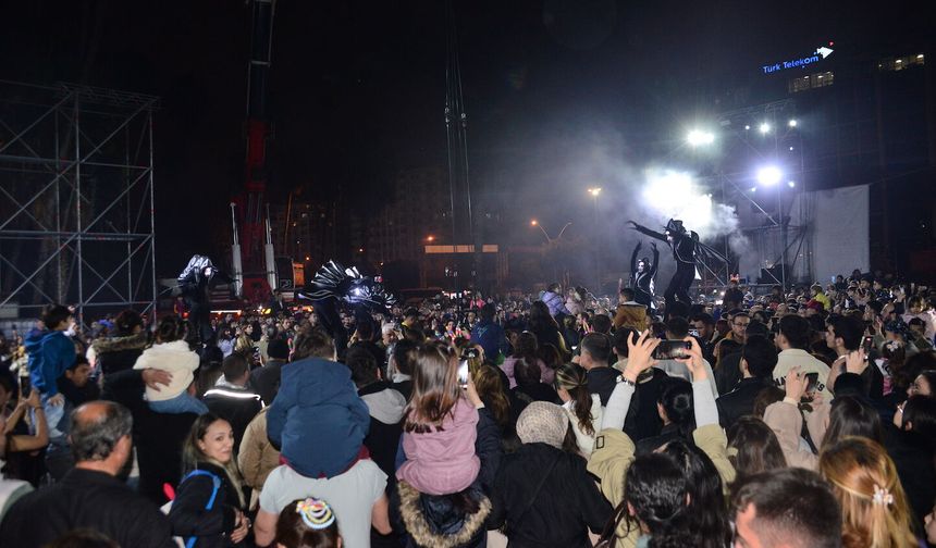 25’inci Uluslararası Adana Tiyatro Festivali, renkli kortejle ‘Perde’ dedi