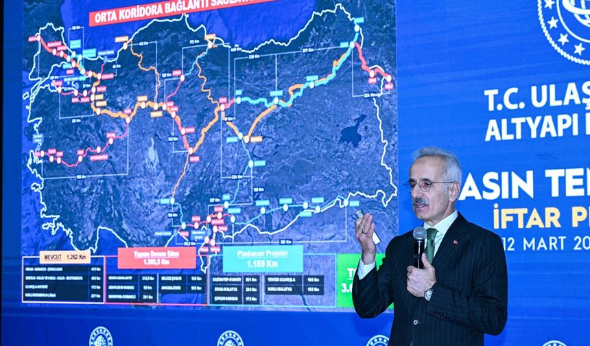 Bakan Uraloğlu: Türk sahipli 14 gemi Hürmüz'de bekliyor