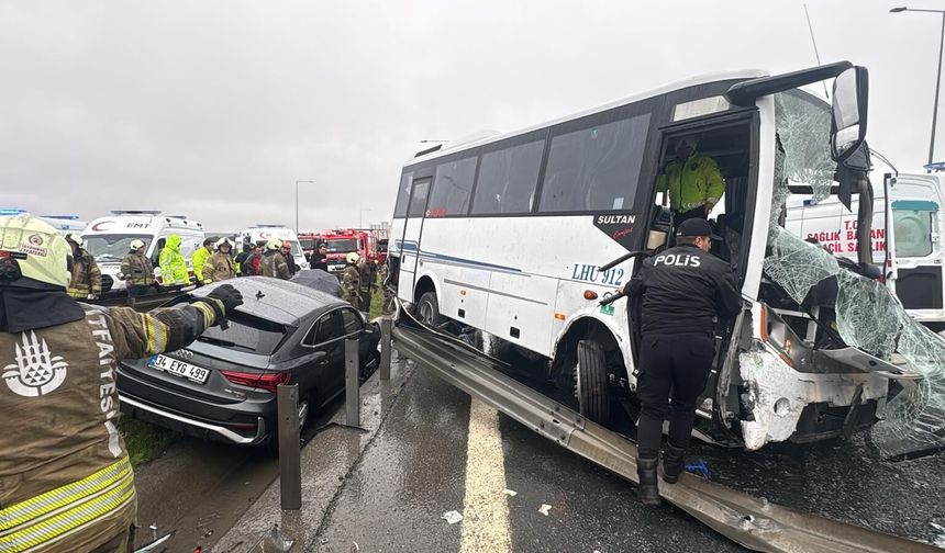 Başakşehir'de polis servisinin de karıştığı zincirleme kaza; 4'ü ağır 30 yaralı
