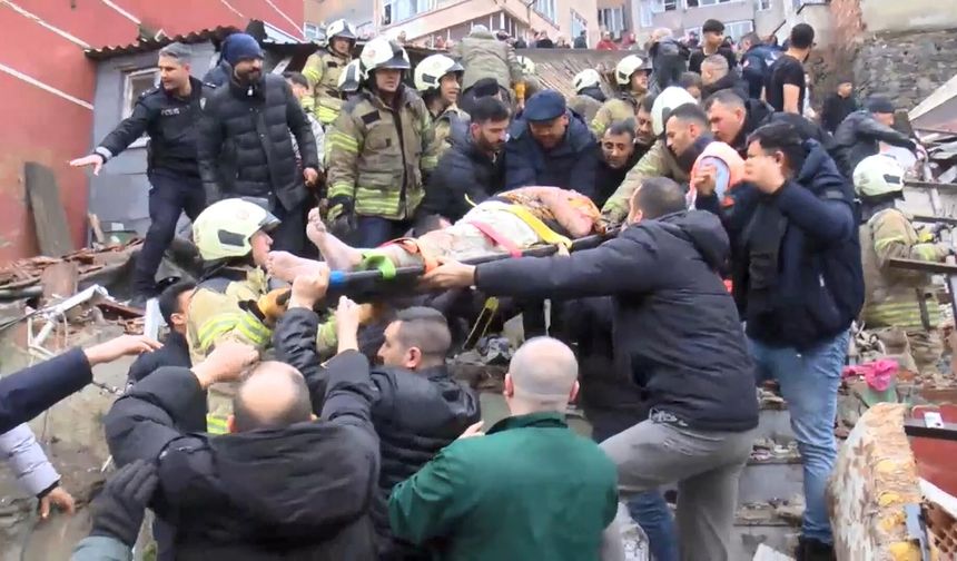 Fatih’te doğal gaz kaynaklı patlamada 2 bina çöktü; 9 kişi kurtarıldı