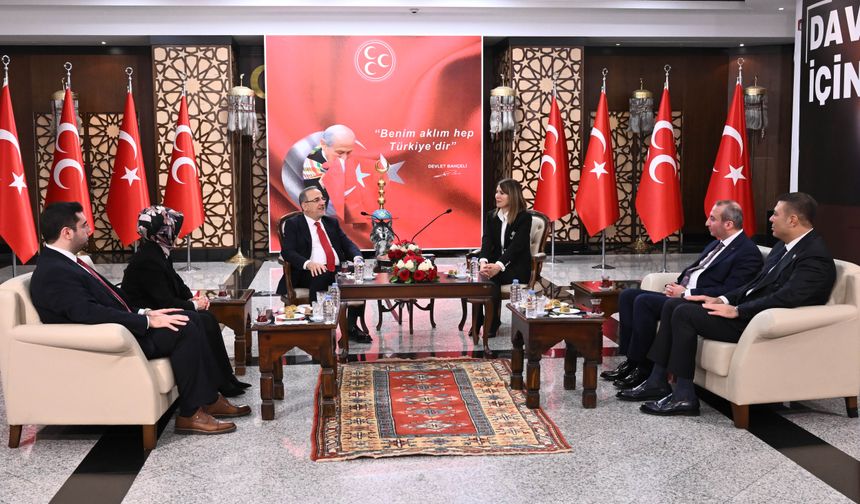 Siyasi partiler bayramlaştı