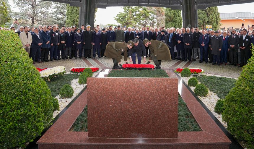 8'inci Cumhurbaşkanı Turgut Özal mezarı başında anıldı