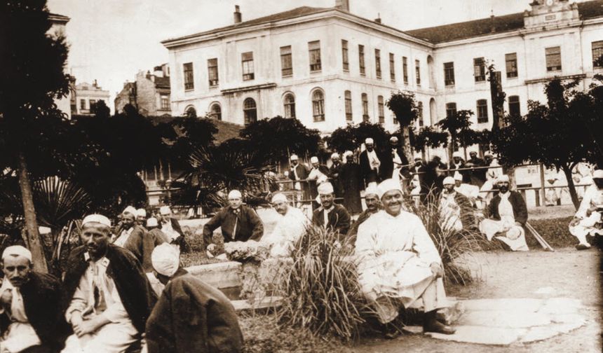 Çanakkale Savaşları sırasında yaralıların tedavisi için birçok okul hastaneye çevrilmiş