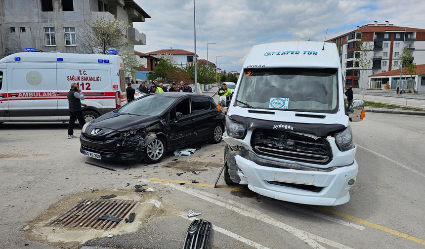 Tokat’ta servis minibüsü otomobille çarpıştı: 10 yaralı