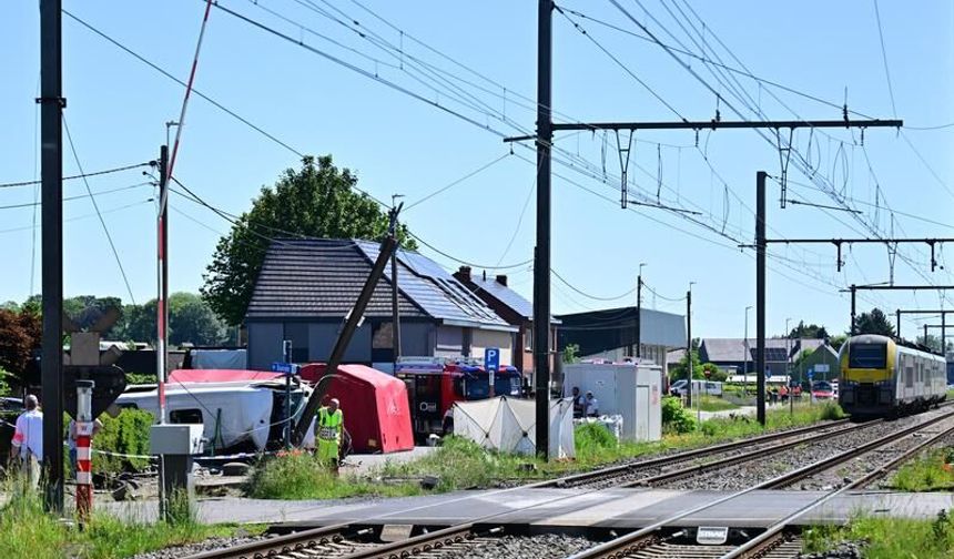 Belçika’da trenle okul servisi çarpıştı: 4 ölü