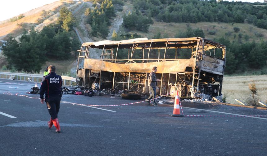 Denizli'de bariyerlere çarpan yolcu otobüsü yandı: 1'i bebek 8 ölü, 33 yaralı