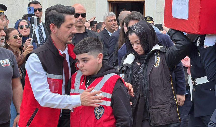 Şehit eşinin tabutunu omuzladı