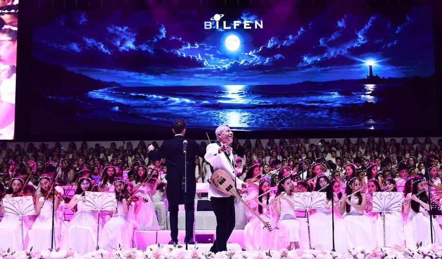 800 kişilik Bilfen Filarmoni Orkestrası, Levent Yüksel ile konser verdi