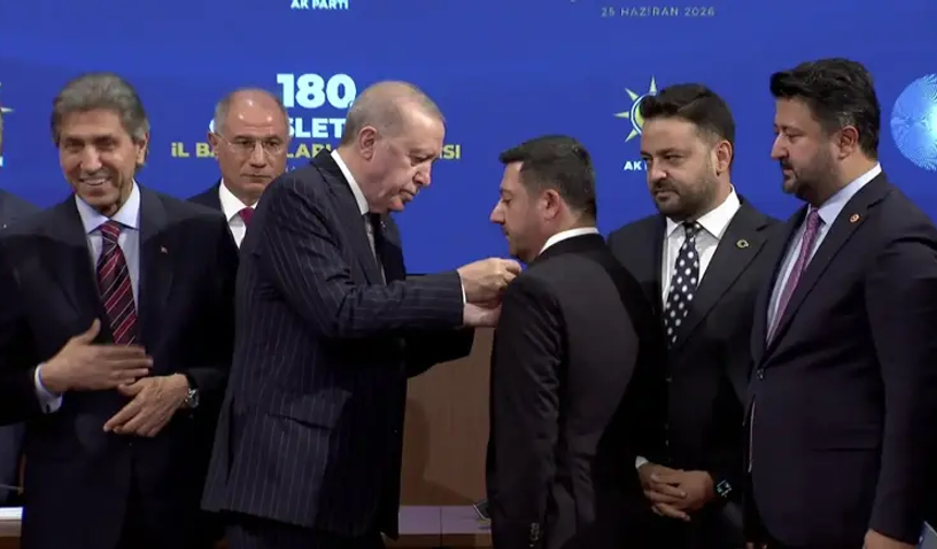 AK Parti'ye katılan Nevşehir, Keşan ve Keçiören Belediye Başkanlarının rozetini Cumhurbaşkanı Erdoğan taktı