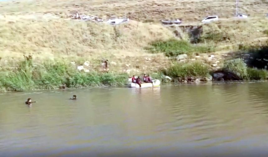 Çaya düşen kardeşlerden biri öldü, diğeri aranıyor
