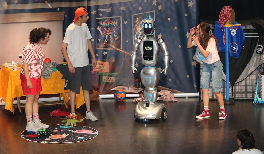 Yapay zeka destekli robot, çocuk tiyatrosunda sahneye çıktı