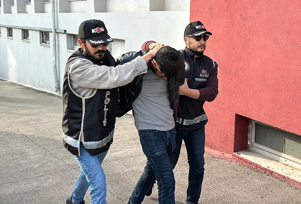 Adana'da Durdurulan Bir Otomobilde 50 Ruhsatsız Tabanca Ele Geçirildi