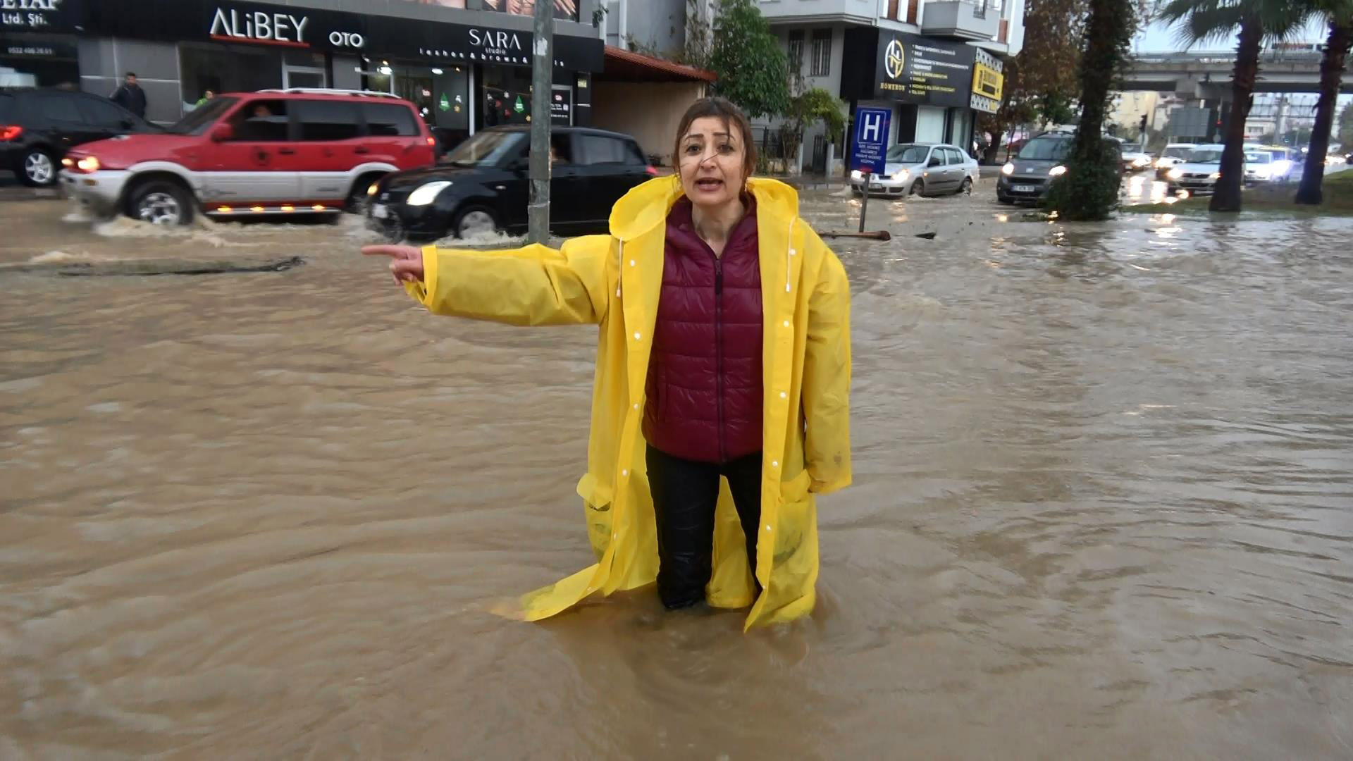 Antalya'da Yollar Sağanak Nedeniyle Göle Döndü Yollarda Mahsur Kalanlar Var!