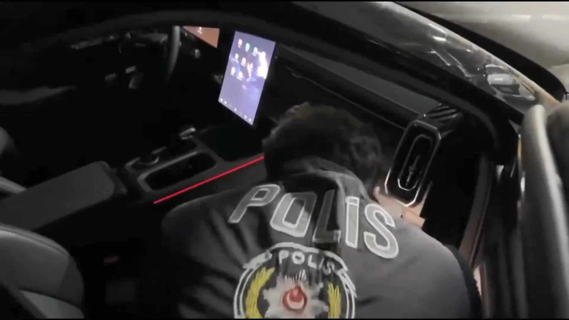 I S T A N B U L 24 T O N U N U Z E R I N D E U Y U S T U R U C U 1014967 301140