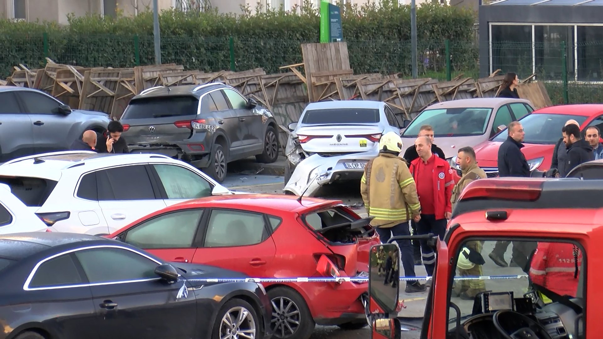 I S T A N B U L B A H C E L I E V L E R D E 9 A R A C A C A R P A N 1013148 300563