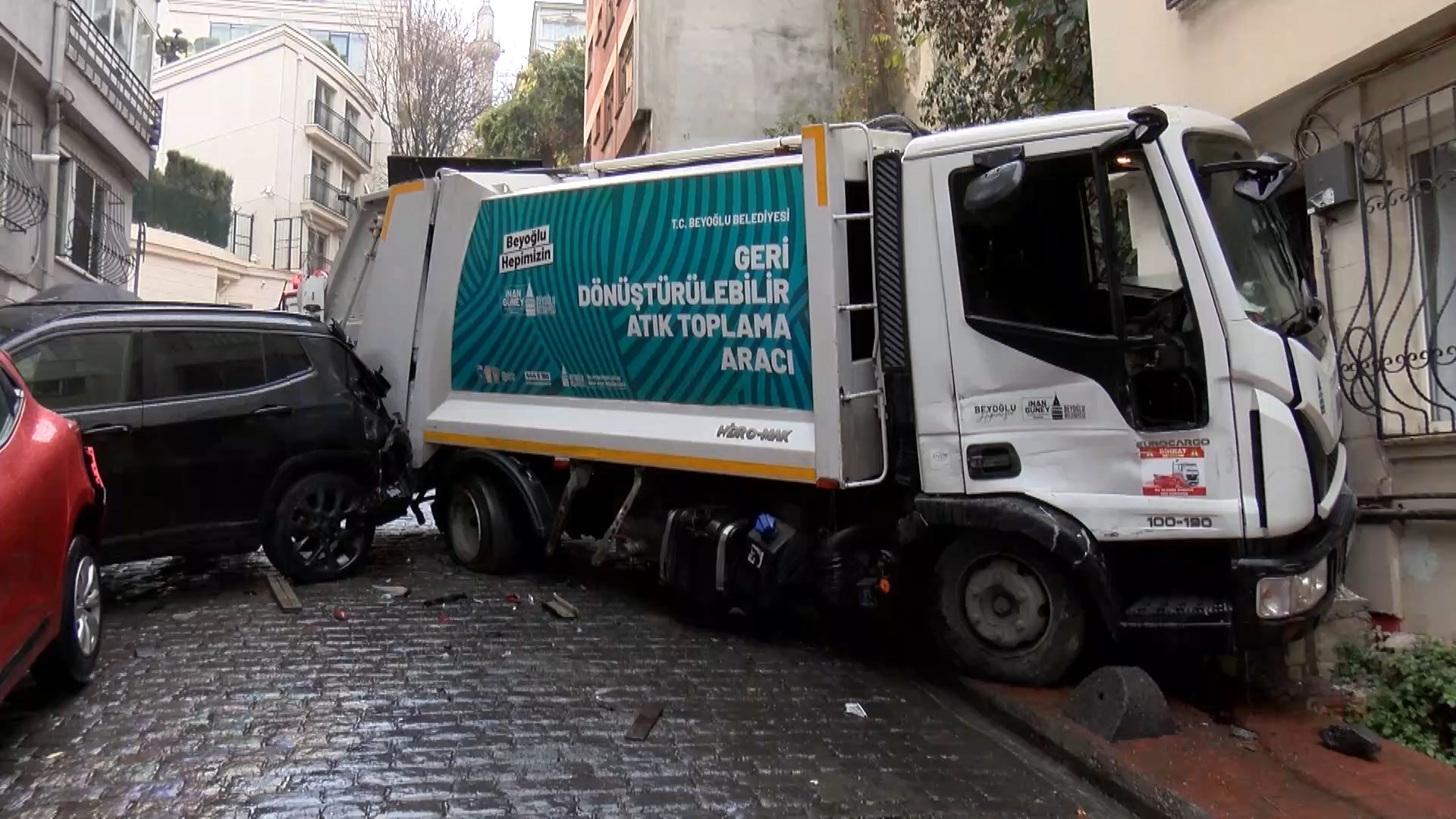 I S T A N B U L B E Y O G L U N D A C O P K A M Y O N U P A R K H 1038908 308337